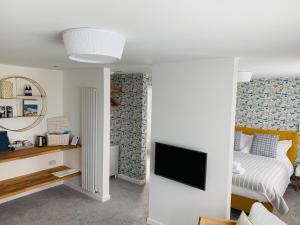 Porth Beach Hotel客房内的一张或多张床位
