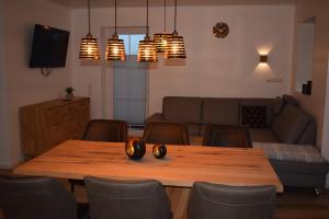 een woonkamer met een houten tafel en stoelen bij Ferienhaus Hanni in Geeste