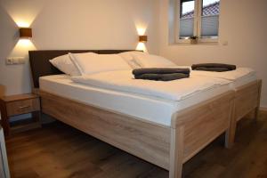 een slaapkamer met een groot bed met witte lakens bij Ferienhaus Hanni in Geeste