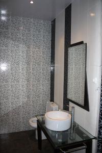 łazienka z umywalką i toaletą w obiekcie Vacation House w mieście Truskawiec