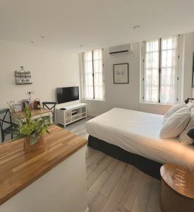 Postelja oz. postelje v sobi nastanitve Les Appartements du Vieux Port