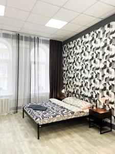 1 dormitorio con 1 cama y una pared con un patrón en U-Vv30 en Kiev
