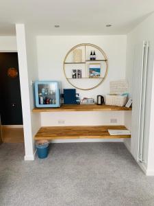 Porth Beach Hotel的咖啡和沏茶工具