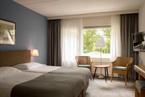 a hotel room with a bed and a window at Hotel Bakker in Vorden