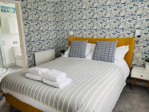 Porth Beach Hotel客房内的一张或多张床位