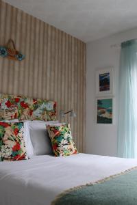 Porth Beach Hotel客房内的一张或多张床位