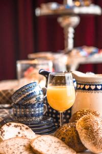 een glas sinaasappelsap op een tafel met brood bij Hotel Bakker in Vorden