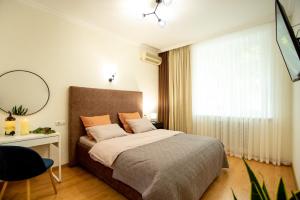 En eller flere senge i et værelse på Квартира в центре на соборной apartment in sobornaya st