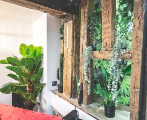 a room with plants on the wall at L'Escapade in Rouen