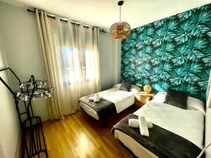 En eller flere senger på et rom på SeaHomes Vacations, FENALS BEACH&CHIC, pk, top apartment full equipped