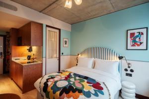 Postel nebo postele na pokoji v ubytování room2 London Chiswick Hometel
