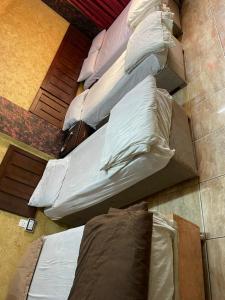 亞喀巴的住宿－Aqaba Roza，一间房间里三张床的组合