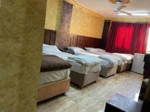 亞喀巴的住宿－Aqaba Roza，一间酒店客房,房间内设有三张床