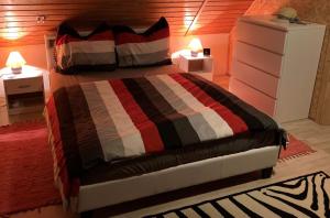 um quarto com uma cama grande e 2 mesas de cabeceira em Chata Rožany em Šluknov