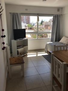 ein Schlafzimmer mit einem Bett und einem großen Fenster in der Unterkunft Dto Nuevo Barrio Universitario II , wifi y cochera-Check in express-Pet friendly in Bahía Blanca