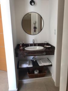 ein Badezimmer mit Waschbecken und Spiegel in der Unterkunft Dto Nuevo Barrio Universitario II , wifi y cochera-Check in express-Pet friendly in Bahía Blanca