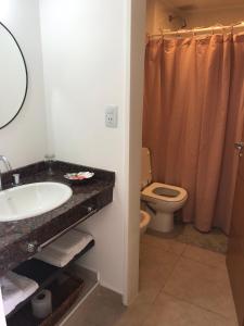 ein Badezimmer mit Waschbecken und Toilette in der Unterkunft Dto Nuevo Barrio Universitario II , wifi y cochera-Check in express-Pet friendly in Bahía Blanca + 27 Fotos