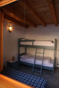 מיטה או מיטות קומותיים בחדר ב-BAITA ROSA