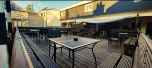 eine Terrasse mit Tischen und Stühlen auf einer Terrasse in der Unterkunft Gordon Arms Hotel in Fochabers