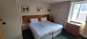 Postel nebo postele na pokoji v ubytování Gordon Arms Hotel