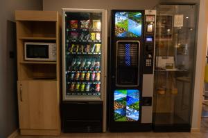 - un réfrigérateur rempli de boissons sans alcool dans l'établissement HRI Les Floridianes, à Aix-en-Provence