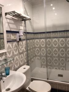 y baño con aseo, ducha y lavamanos. en Casa Consell Bailen, Guest House, en Barcelona