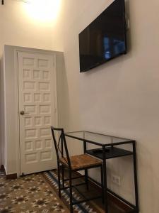 Televízia a/alebo spoločenská miestnosť v ubytovaní Casa Consell Bailen, Guest House