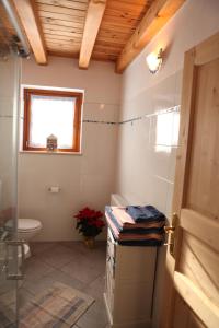 A bathroom at BAITA ROSA