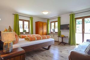 舍瑙阿姆克尼格塞的住宿－Gästehaus Weinrebe，客厅配有绿色窗帘和沙发