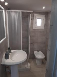 ein Bad mit einem Waschbecken, einer Dusche und einem WC in der Unterkunft Casa di Carmine 2 in Galatina