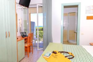 TV a/nebo společenská místnost v ubytování Hotel Caravel B&B