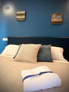een slaapkamer met een bed met een blauwe muur bij La casina rossa Affittacamere in La Spezia