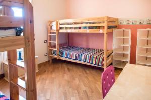 a room with two bunk beds and a table at S34 - Sirolo, quadrilocale in centro arredato con gusto in Sirolo