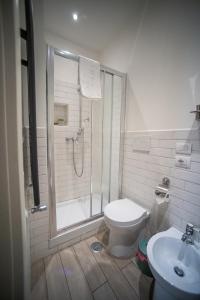 ローマにあるRione Monti Homeのバスルーム(シャワー、トイレ、シンク付)