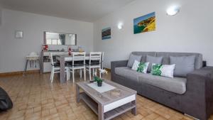 a living room with a couch and a table at Apartamento T2 na Praia da Alagoa in Altura