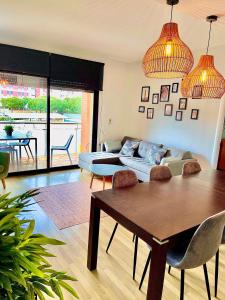 een woonkamer met een bank en een tafel bij SeaHomes Vacations, FENALS BEACH&CHIC, pk, top apartment full equipped in Lloret de Mar