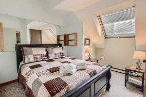 a bedroom with a bed with towels on it at Mountain Green Resort in Killington Village