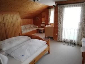 um quarto com uma cama e um sofá num quarto em Ferienwohnung Bergblick em Gestratz