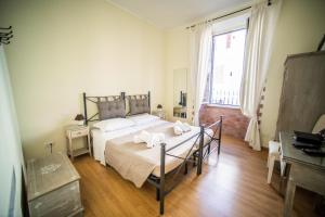 ローマにあるRione Monti Homeのベッドルーム1室(ベッド1台、大きな窓付)