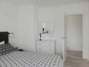 - une chambre avec un lit et une commode blanche dans l'établissement Apartamento la estrella, los cristianos, à Los Cristianos