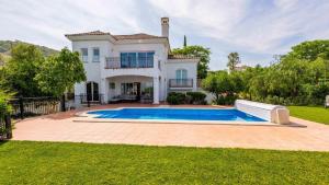 uma villa com piscina em frente a uma casa em Villa Grazalema 2 - Villa 39 Arcos de la Frontera by Ruralidays em Arcos de la Frontera