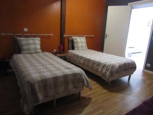 two beds in a hotel room with at suite familiale 2 chambre in Saint-Ouen-les-Vignes