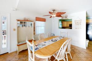 comedor con mesa de madera y sillas en 604 Seaweed Lane #1, en Ocean City