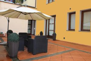 a patio with a table and an umbrella at Appartamenti Ricasoli51 in Florence