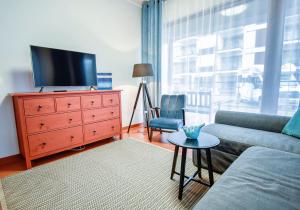 Televízia a/alebo spoločenská miestnosť v ubytovaní Apartamenty na Wyspie - Baltic Park 3.0.7 - Apartament z 2 sypialniami i 80 m² tarasem