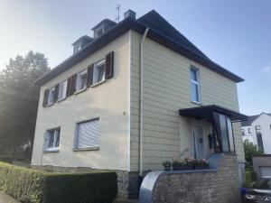 uma casa branca com em Ferienwohnung KaMa em Bitburg