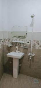卡拉奇的住宿－殖民模型重建賓館，浴室设有水槽和带镜子的台面