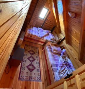 una vista sul soffitto di due letti in una cabina di Guest House MIKA a Žabljak