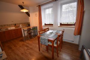 Kuchyň nebo kuchyňský kout v ubytování Apartmány Sněženka