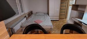 Łóżko lub łóżka w pokoju w obiekcie Apatramenty Promienista